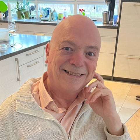 I’m arriving in Bangkok ready to explore hidden cafes, secret rooftops, and odd little street corners that tourists never find. I love spontaneous adventures, from midnight noodle hunts to random boat trips on the Chao Phraya. I’m curious to meet a woman.